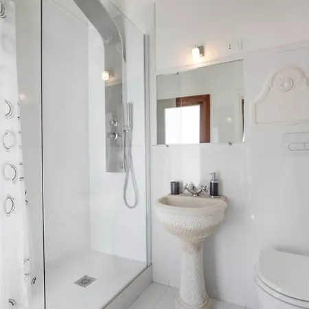 Traditional With Terrace Appartamento