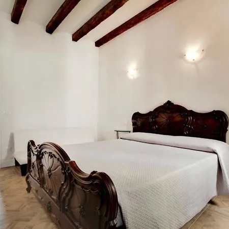 Traditional With Terrace Appartamento *
