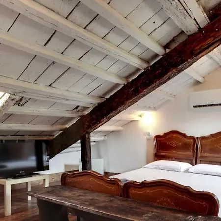 Traditional With Terrace Appartamento